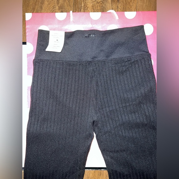 NWT VS PINK Size MEDIUM Black Seamless Cable Knit Flare Legging. - Picture 6 of 10